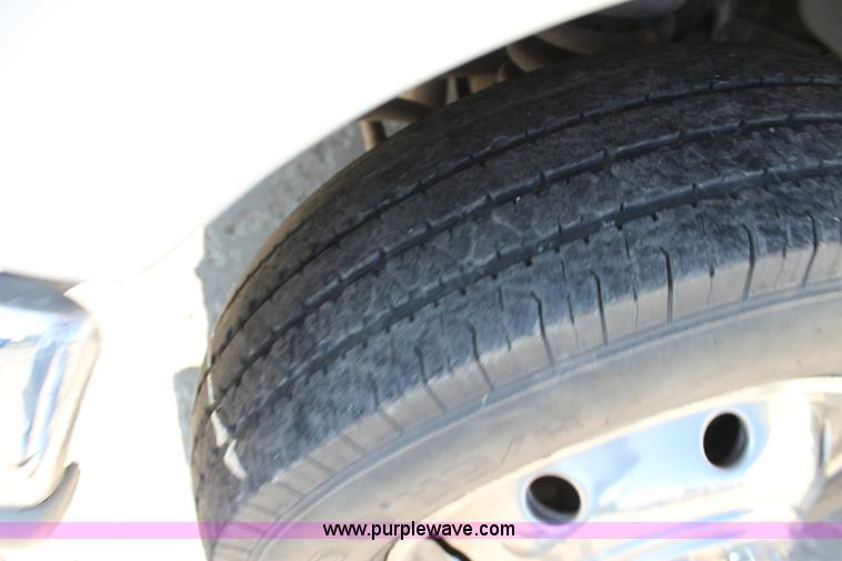 image for item H8773 2002 Ford 801 ambulance