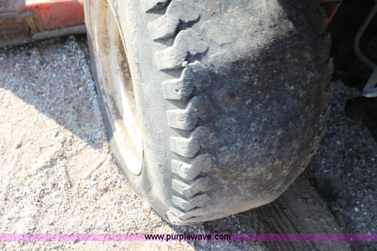 image for item H8789 Kubota F2000 lawn mower