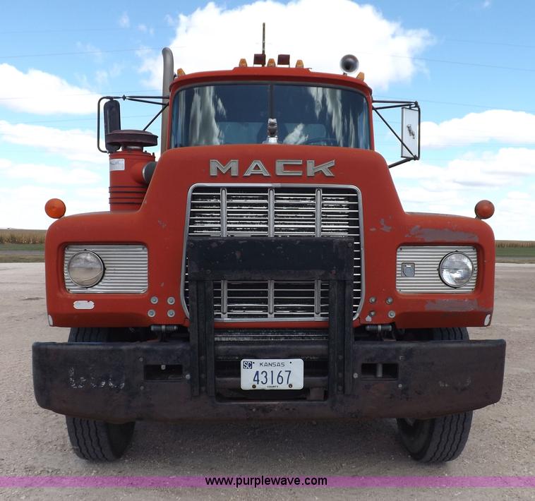 image for item H9070 1988 Mack R688ST semi truck