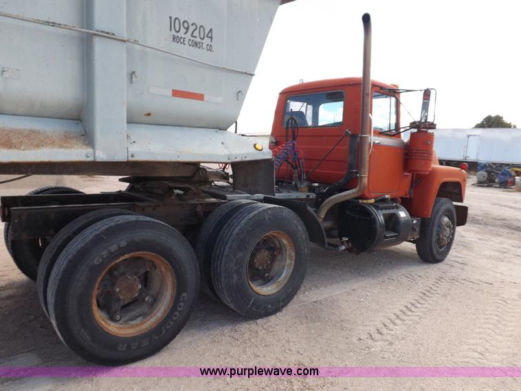 image for item H9070 1988 Mack R688ST semi truck