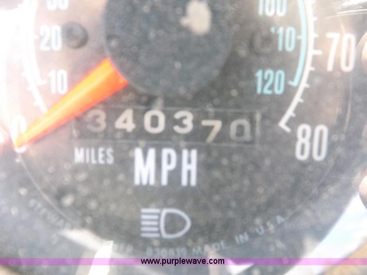 image for item H9070 1988 Mack R688ST semi truck