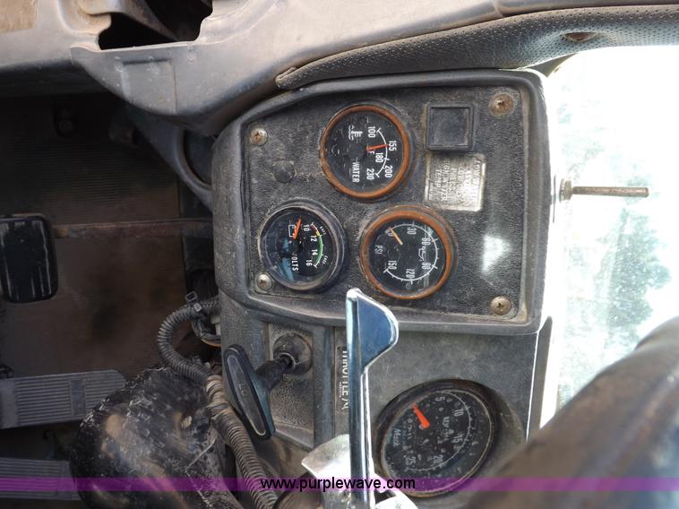 image for item H9070 1988 Mack R688ST semi truck