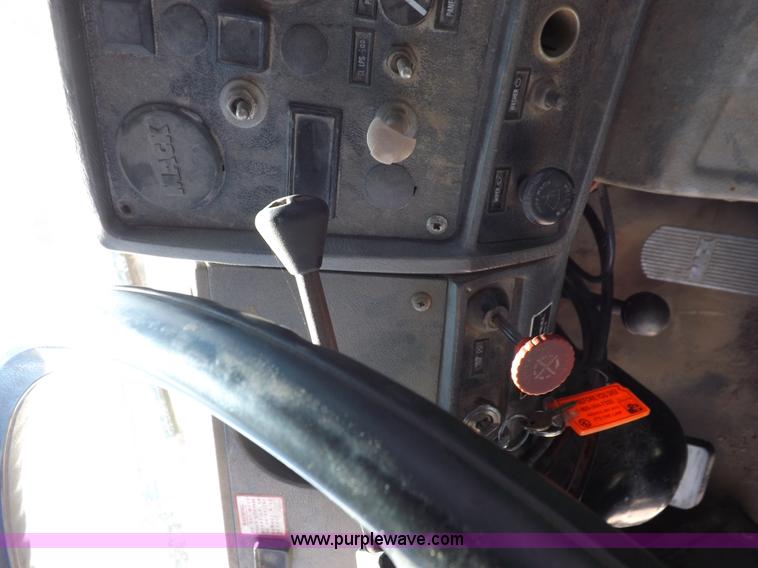 image for item H9070 1988 Mack R688ST semi truck