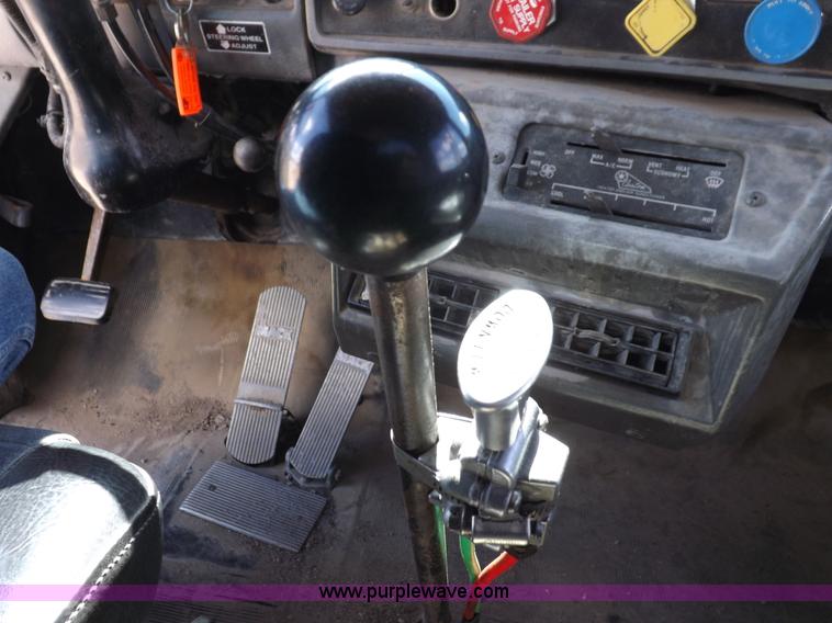 image for item H9070 1988 Mack R688ST semi truck