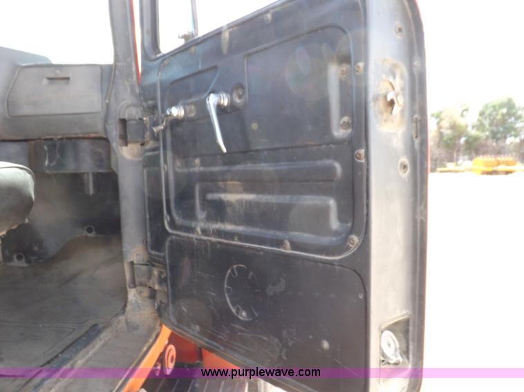 image for item H9070 1988 Mack R688ST semi truck