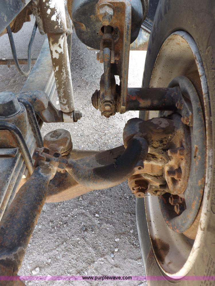 image for item H9070 1988 Mack R688ST semi truck