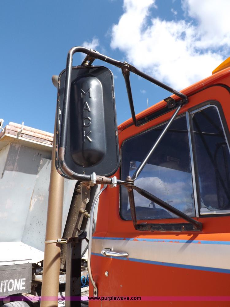 image for item H9070 1988 Mack R688ST semi truck