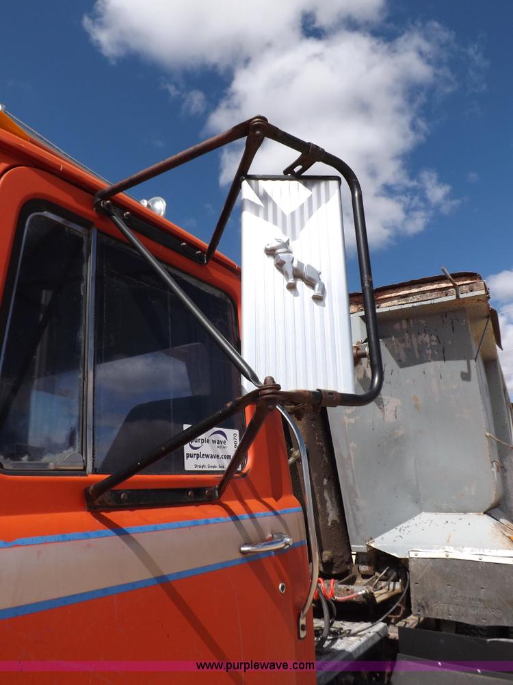 image for item H9070 1988 Mack R688ST semi truck