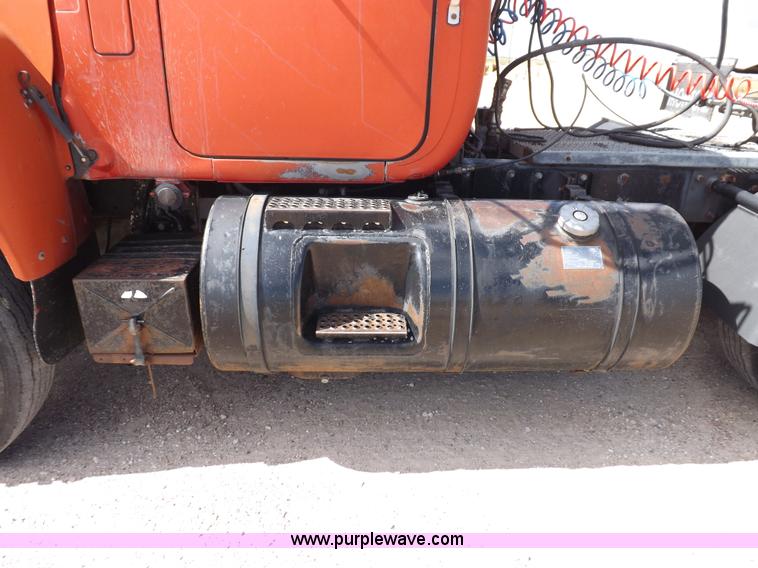 image for item H9070 1988 Mack R688ST semi truck