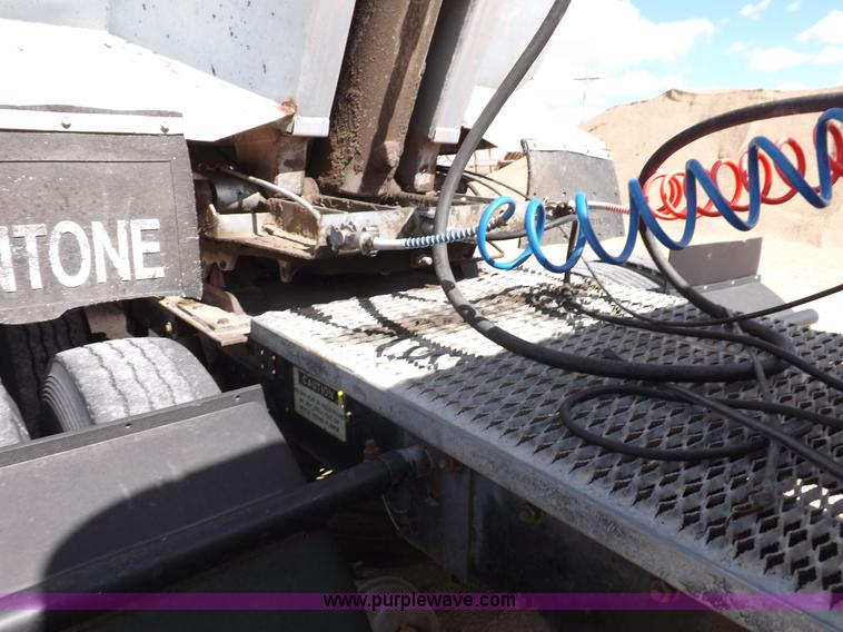 image for item H9070 1988 Mack R688ST semi truck