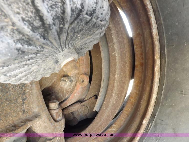 image for item H9070 1988 Mack R688ST semi truck