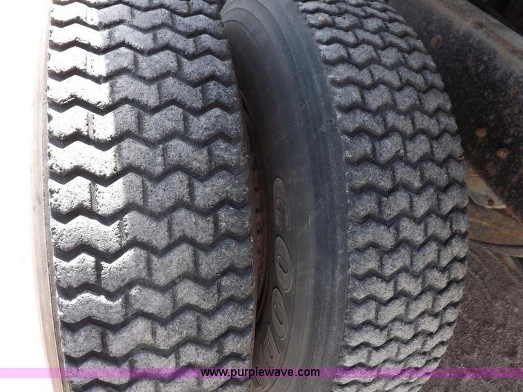 image for item H9070 1988 Mack R688ST semi truck