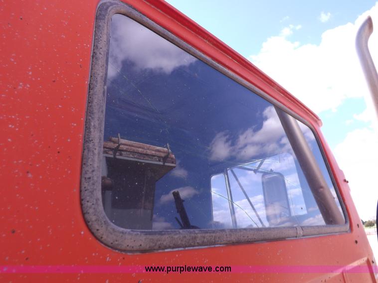 image for item H9070 1988 Mack R688ST semi truck