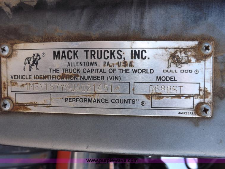 image for item H9070 1988 Mack R688ST semi truck