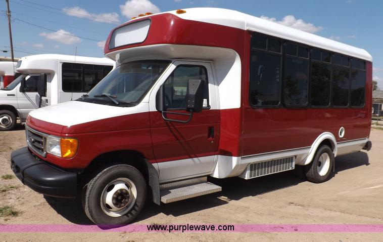 image for item H9091 2007 Ford 801 bus