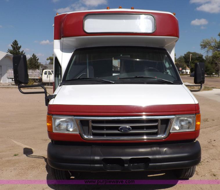 image for item H9091 2007 Ford 801 bus