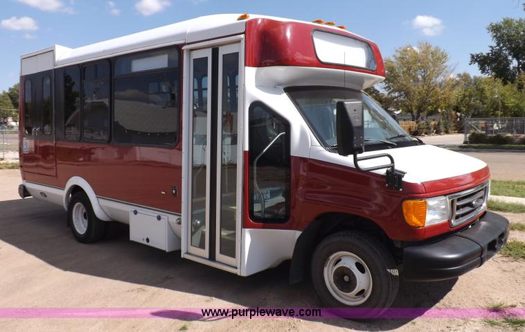 image for item H9091 2007 Ford 801 bus