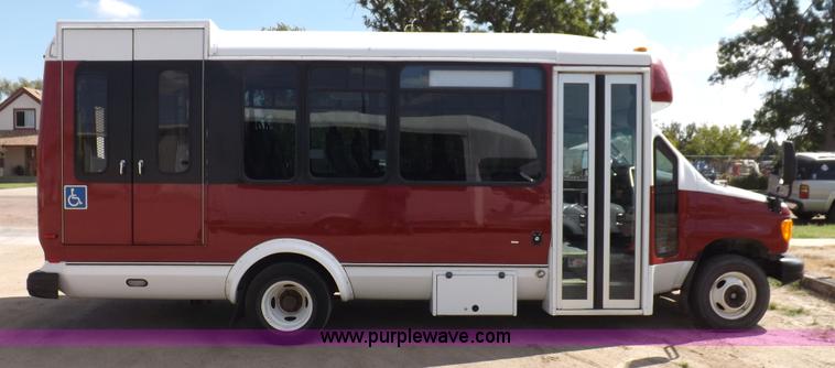 image for item H9091 2007 Ford 801 bus