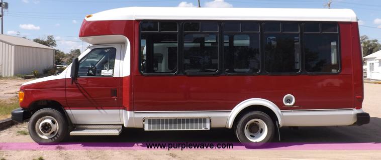 image for item H9091 2007 Ford 801 bus