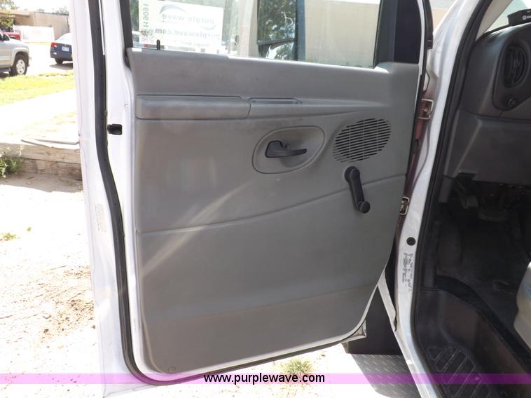 image for item H9091 2007 Ford 801 bus