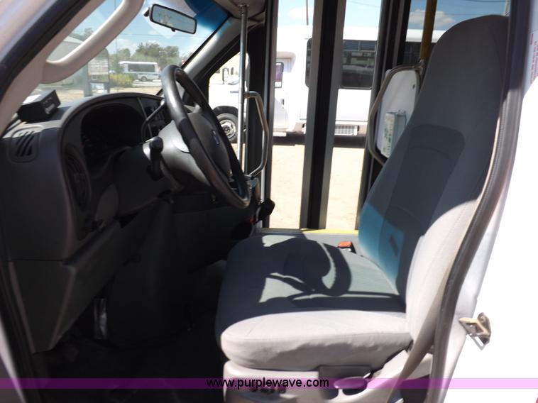 image for item H9091 2007 Ford 801 bus