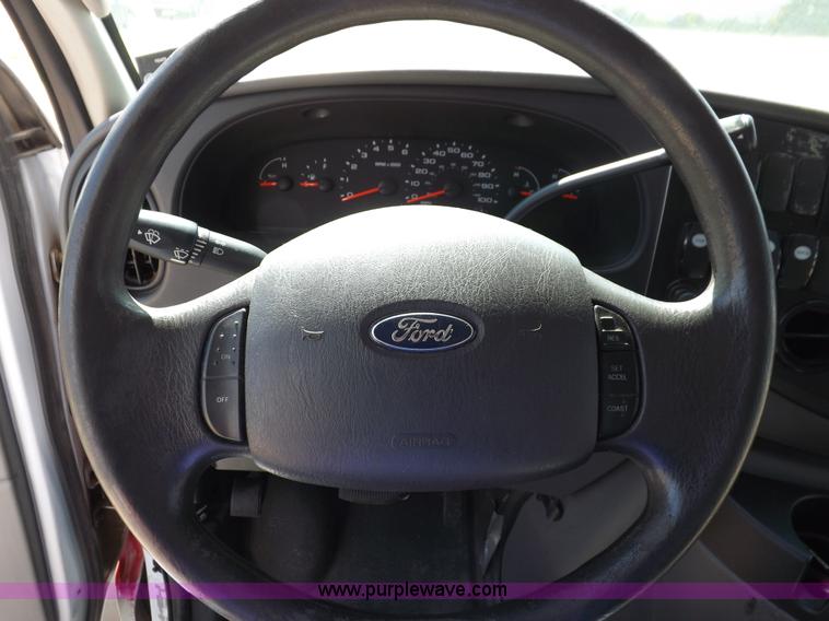 image for item H9091 2007 Ford 801 bus