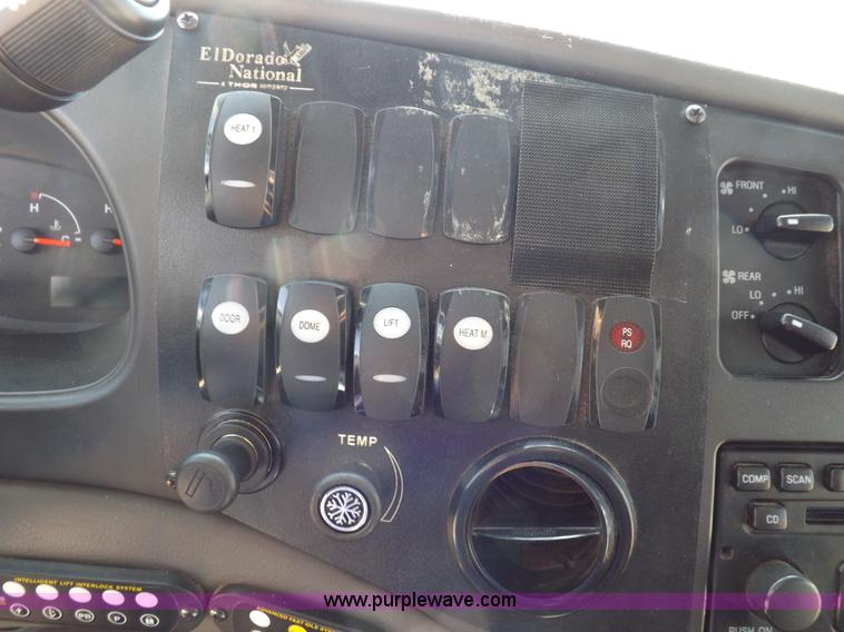 image for item H9091 2007 Ford 801 bus