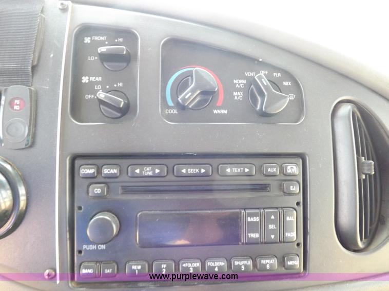 image for item H9091 2007 Ford 801 bus