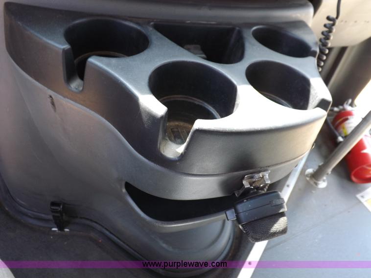 image for item H9091 2007 Ford 801 bus