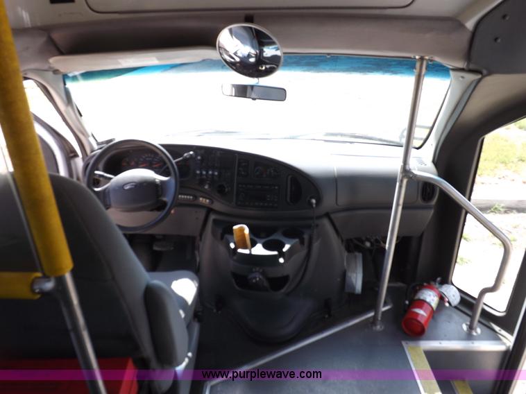 image for item H9091 2007 Ford 801 bus