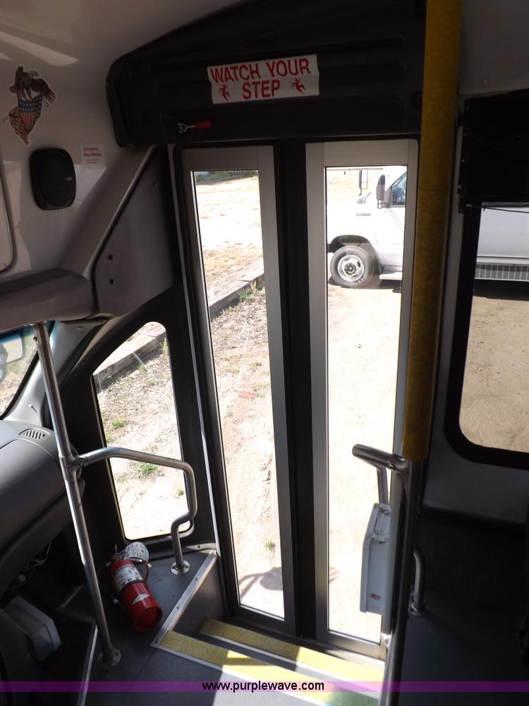 image for item H9091 2007 Ford 801 bus