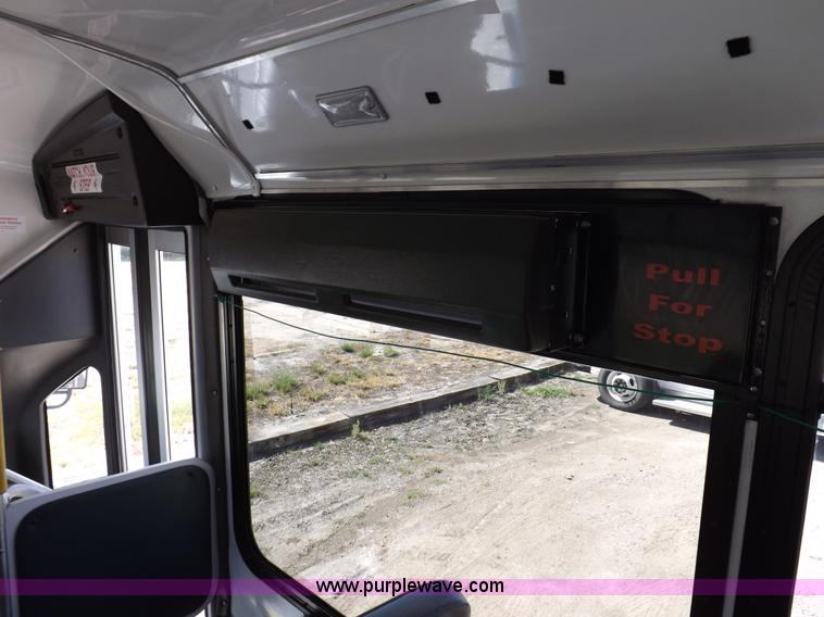 image for item H9091 2007 Ford 801 bus