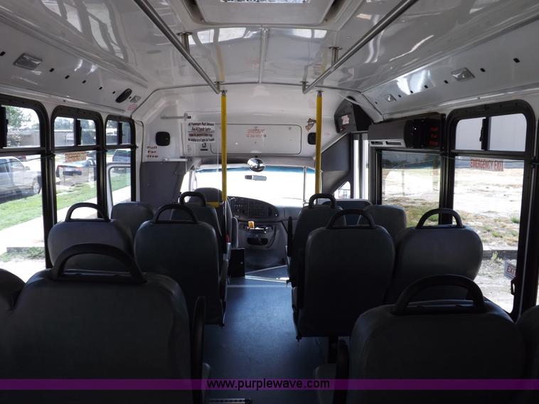 image for item H9091 2007 Ford 801 bus