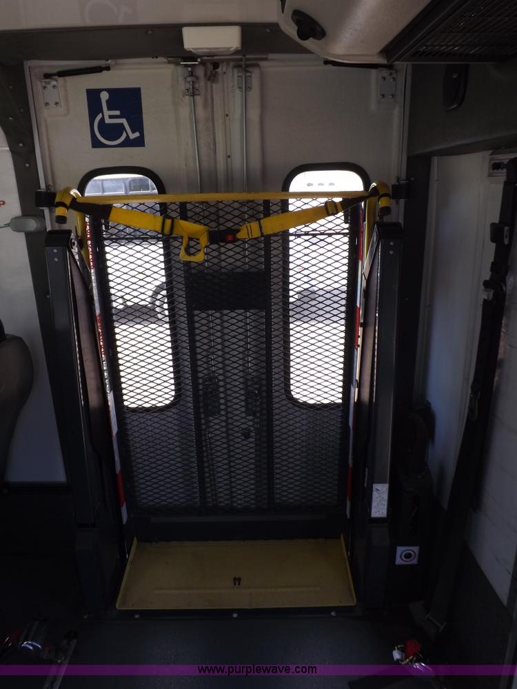 image for item H9091 2007 Ford 801 bus