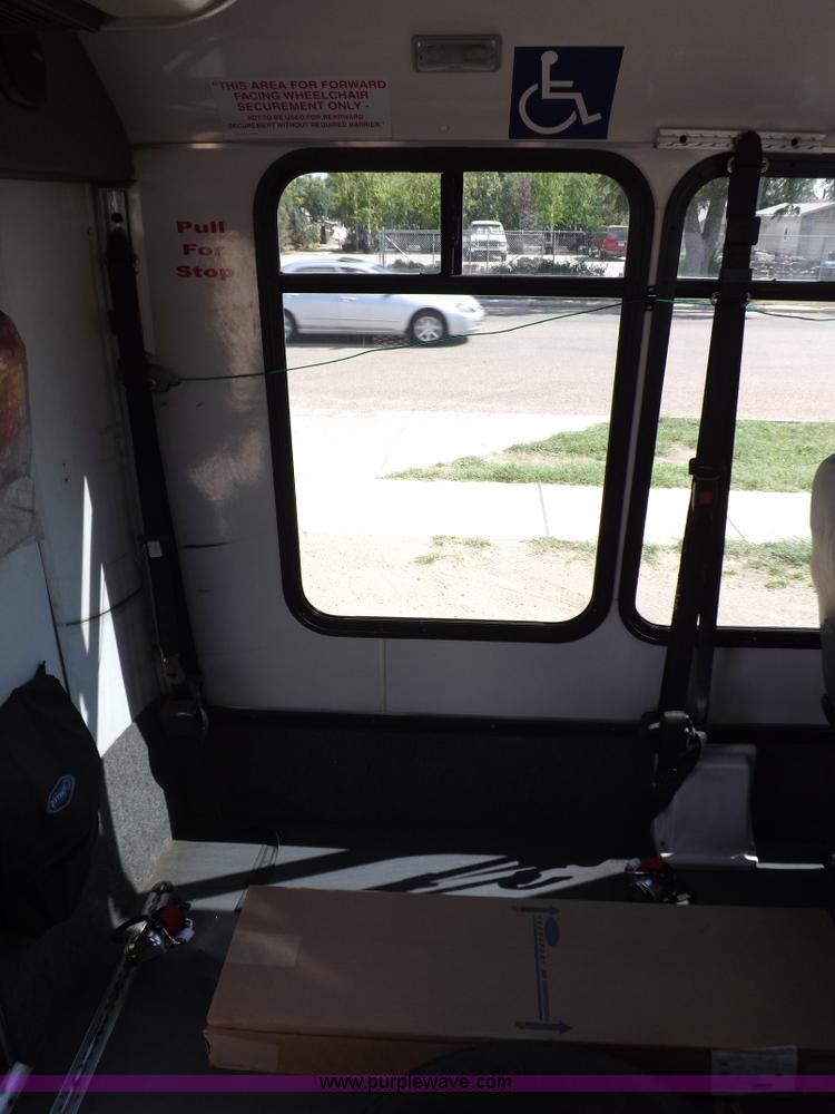 image for item H9091 2007 Ford 801 bus