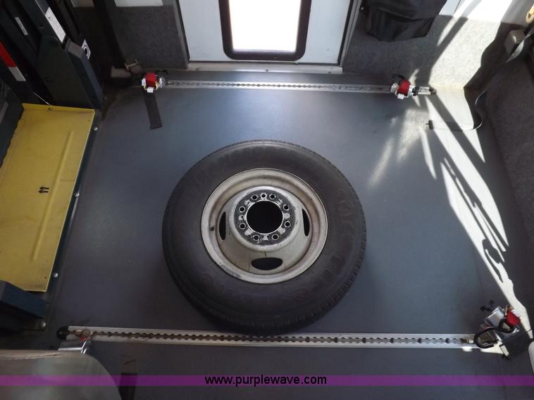 image for item H9091 2007 Ford 801 bus