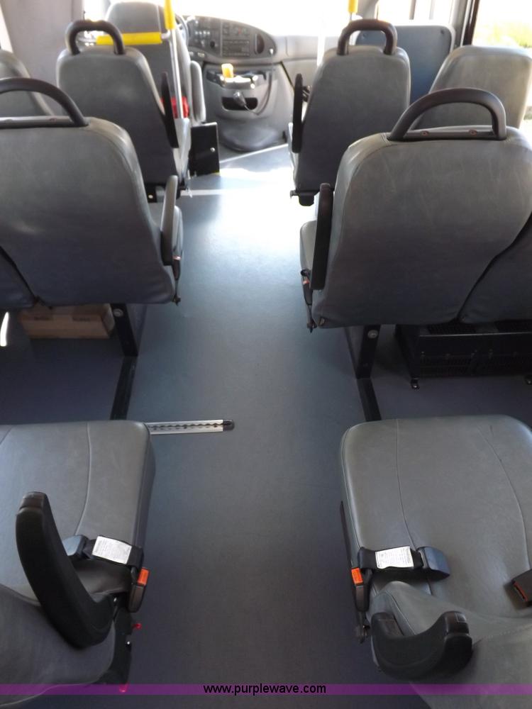 image for item H9091 2007 Ford 801 bus