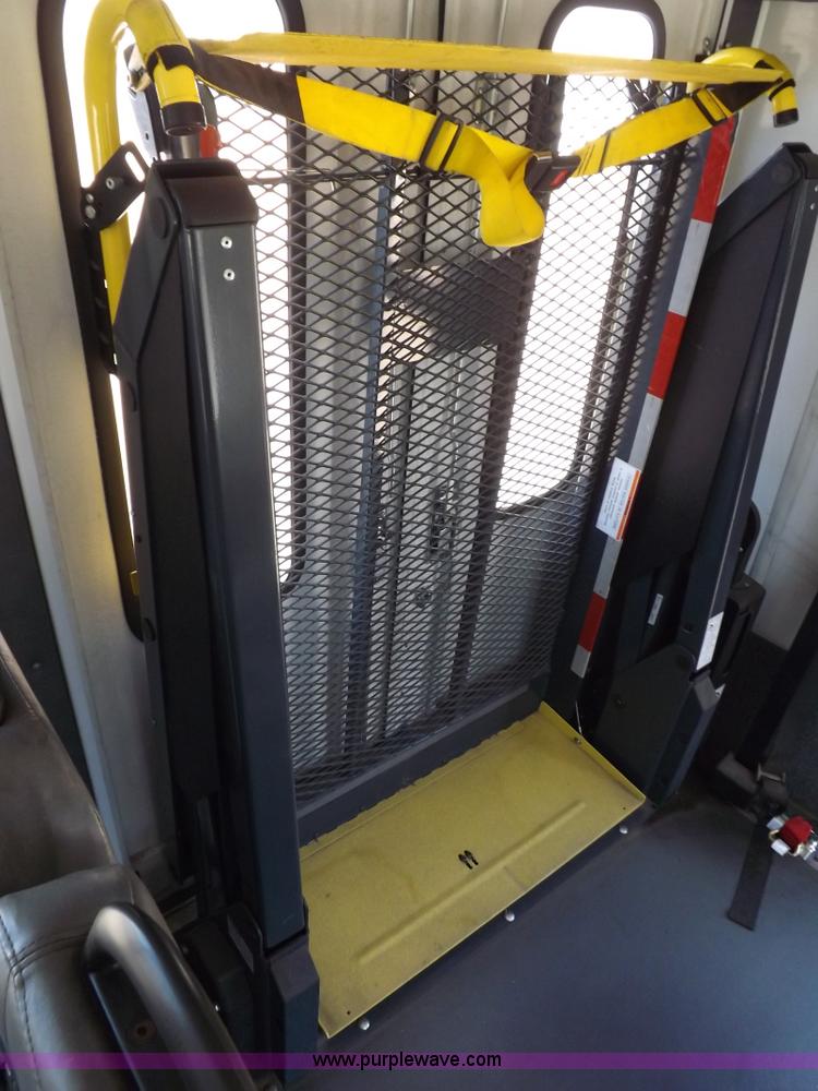 image for item H9091 2007 Ford 801 bus