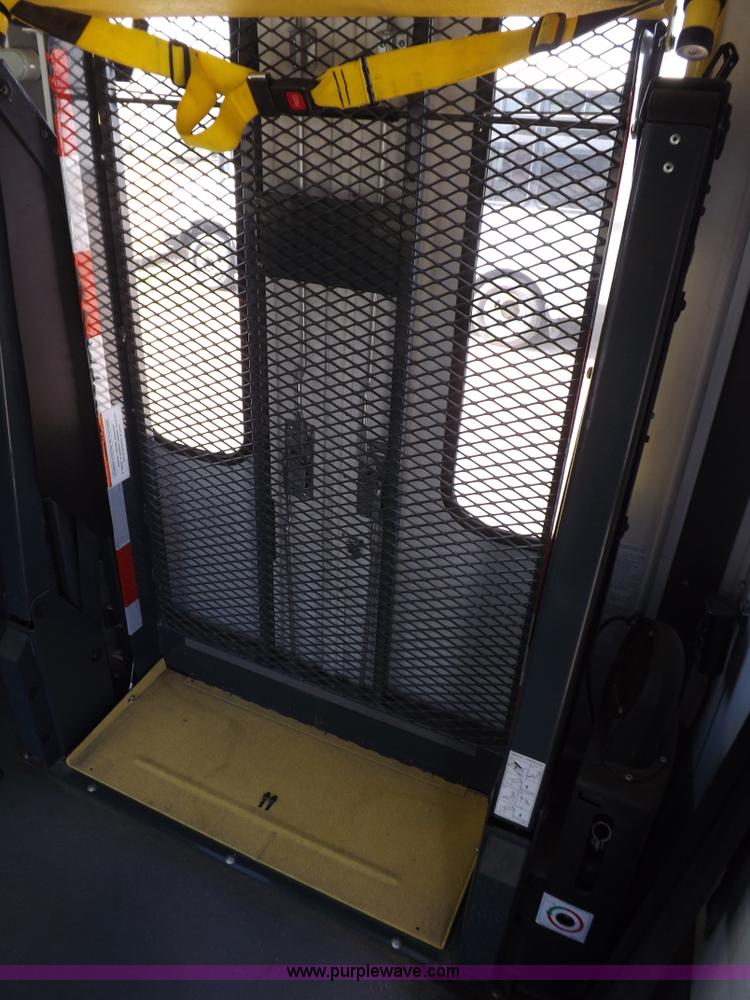 image for item H9091 2007 Ford 801 bus