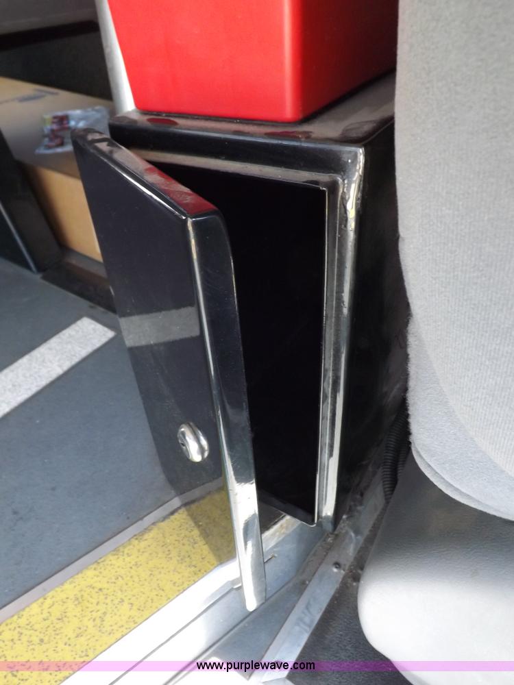 image for item H9091 2007 Ford 801 bus