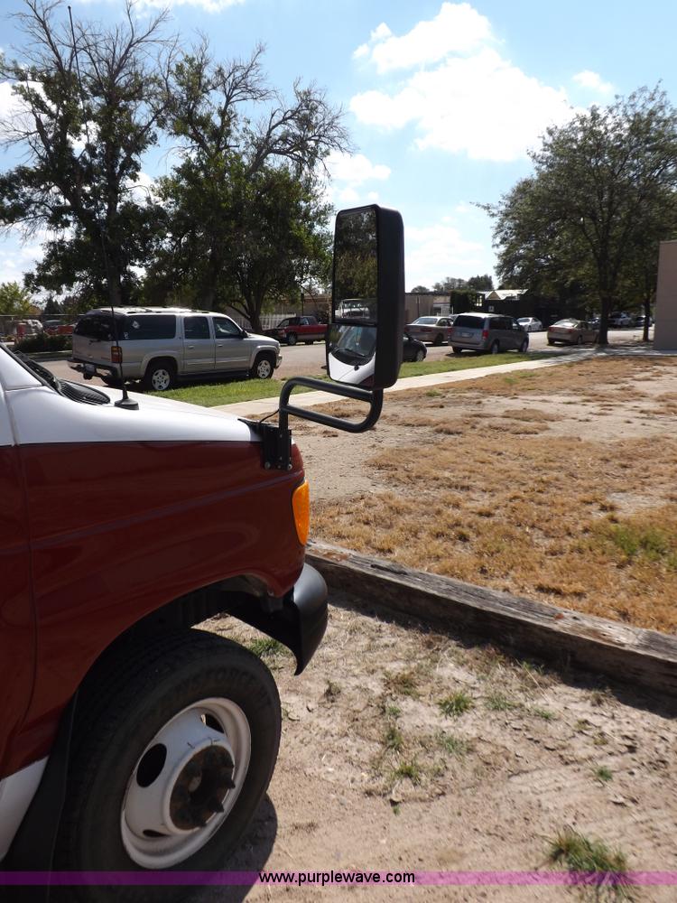 image for item H9091 2007 Ford 801 bus