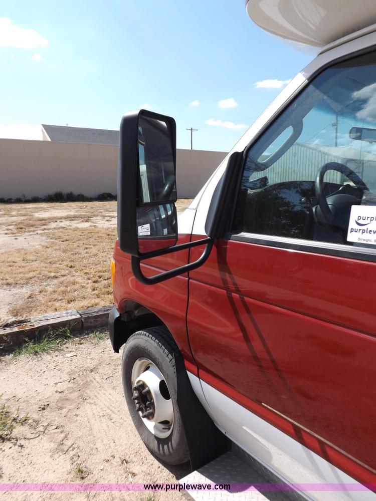 image for item H9091 2007 Ford 801 bus