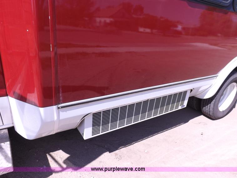 image for item H9091 2007 Ford 801 bus