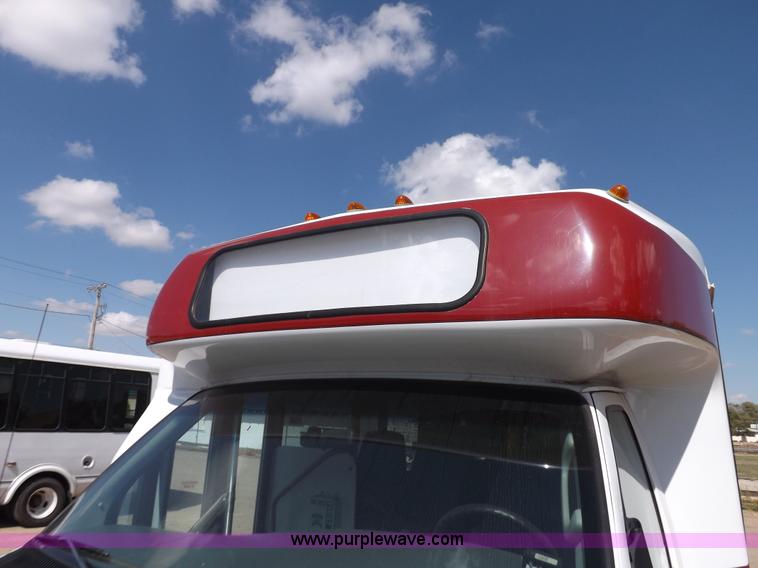 image for item H9091 2007 Ford 801 bus