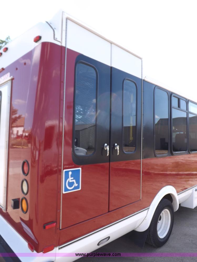 image for item H9091 2007 Ford 801 bus