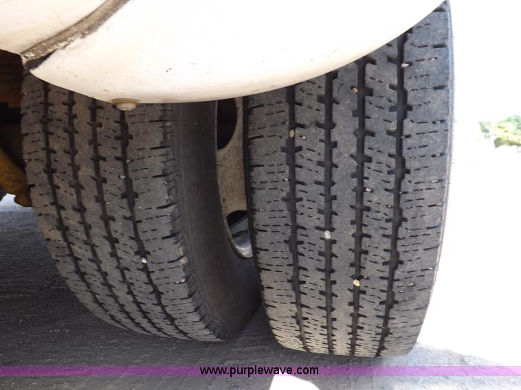 image for item H9091 2007 Ford 801 bus