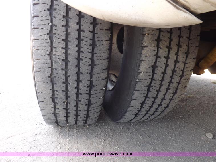 image for item H9091 2007 Ford 801 bus