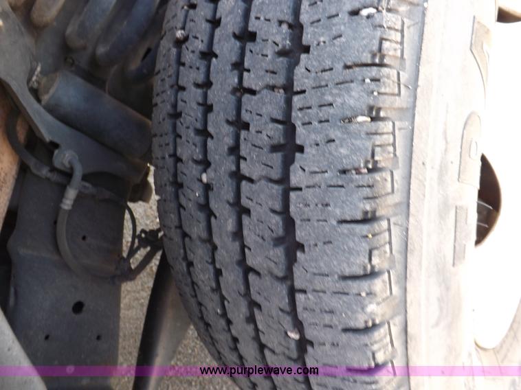 image for item H9091 2007 Ford 801 bus