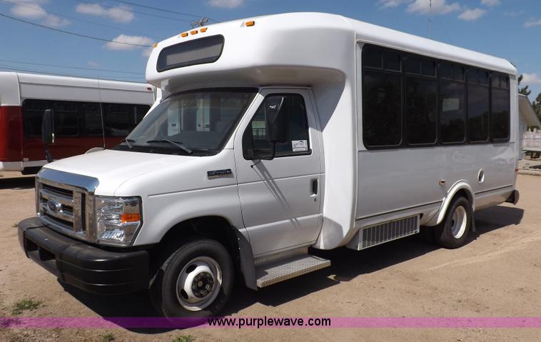 image for item H9092 2010 Ford 801 bus