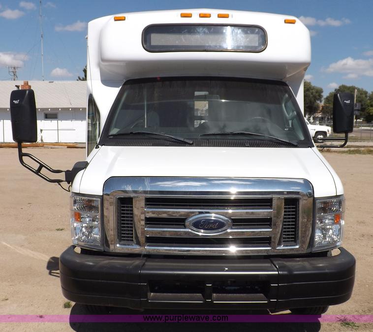 image for item H9092 2010 Ford 801 bus